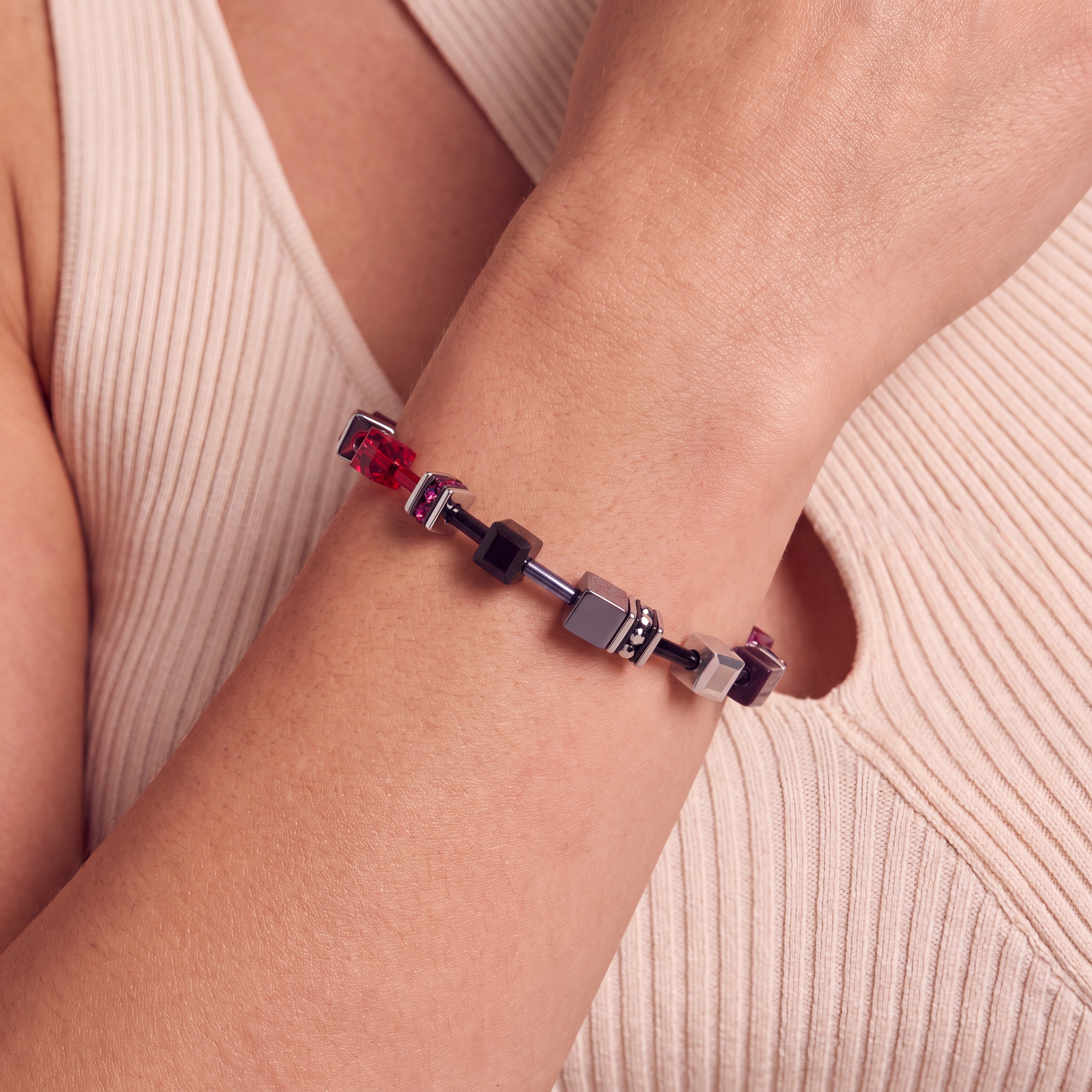 COEUR DE LION GeoCUBE® Iconic Armband Ruby Noir silber – am Model