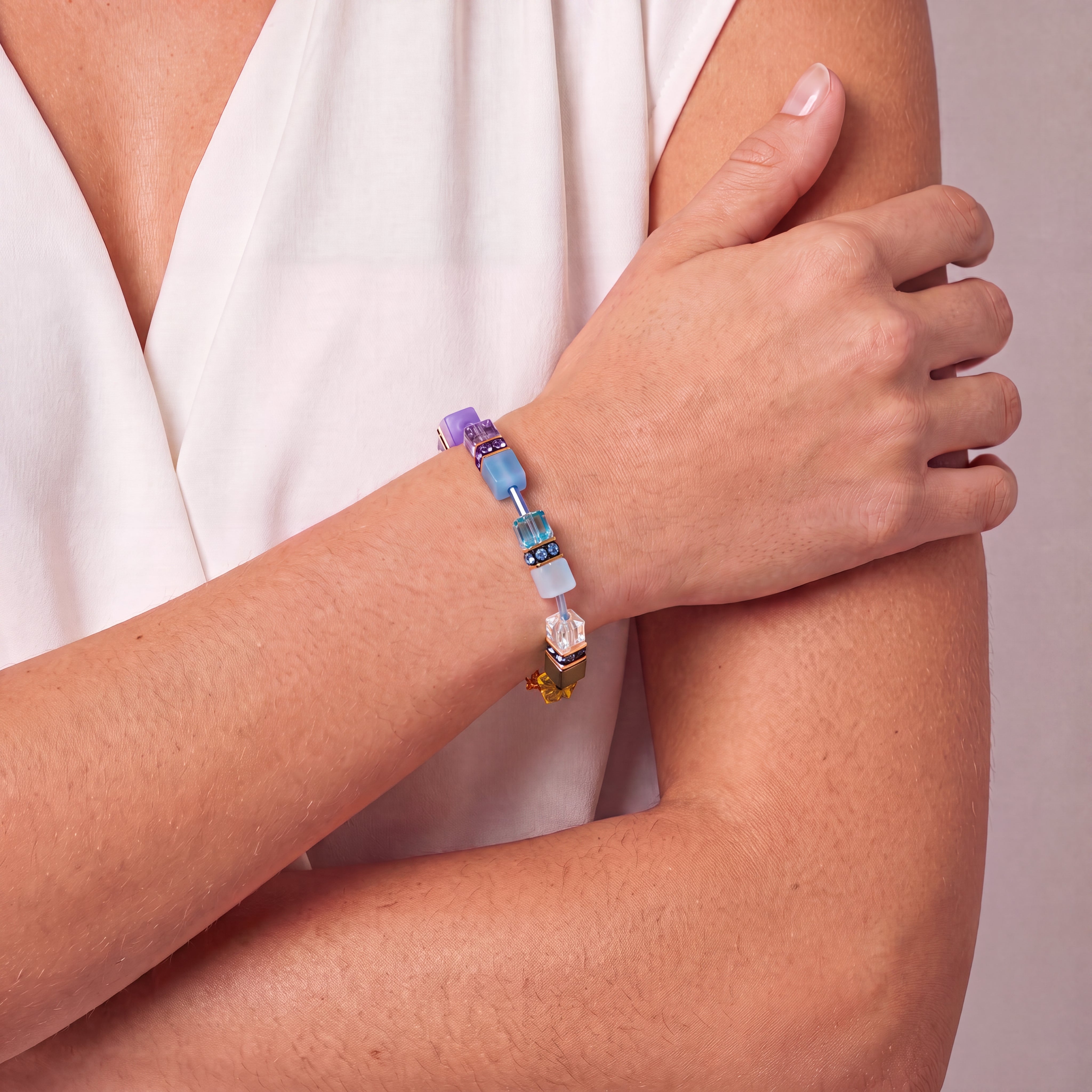 COEUR DE LION GeoCUBE® Iconic Armband Multicolor Boho gold – am Model