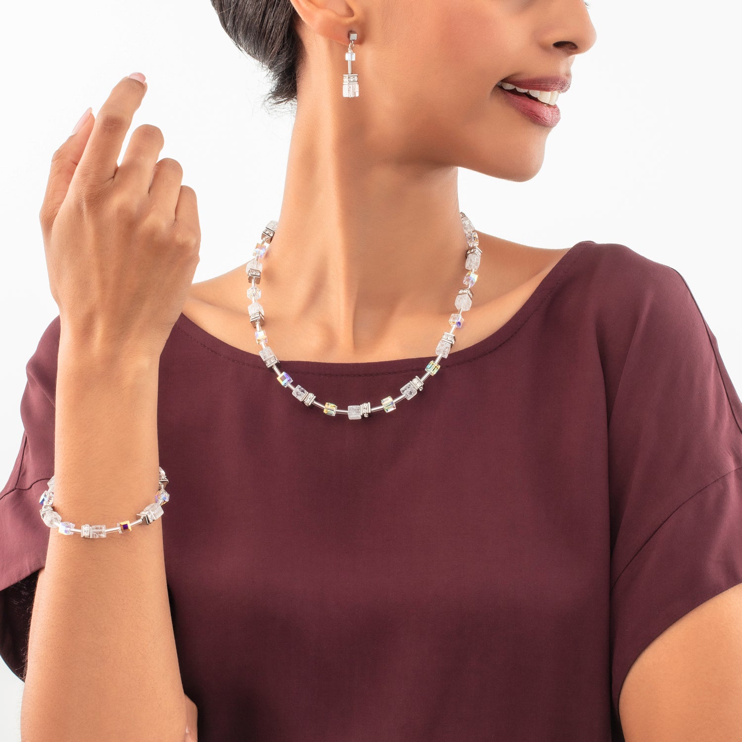 GeoCUBE® Iconic Nature Ohrringe silber-weiß von COEUR DE LION – am Modell getragen