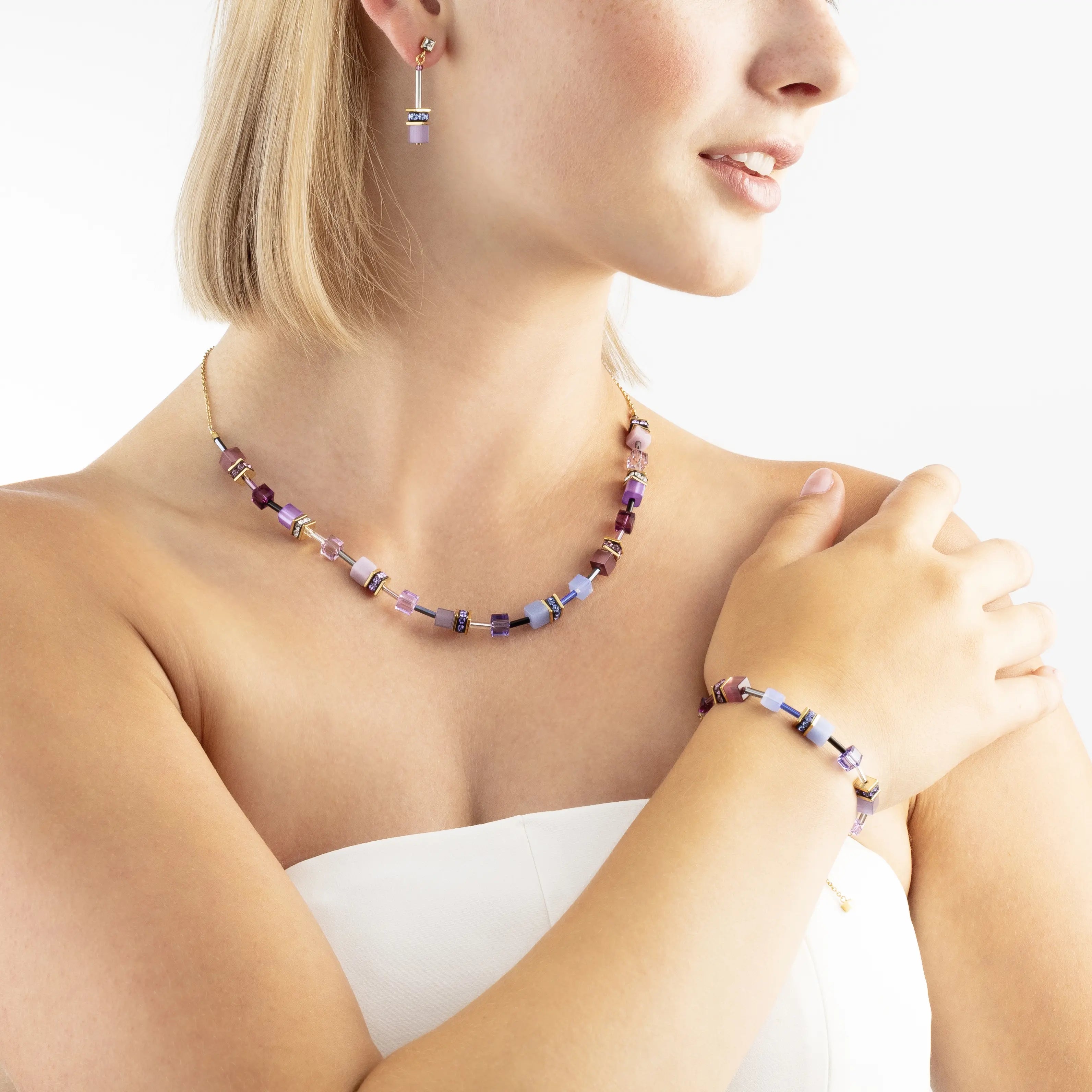 GeoCUBE® Iconic Chain Halskette Mystic Orchid gold von COEUR DE LION – am Modell getragen