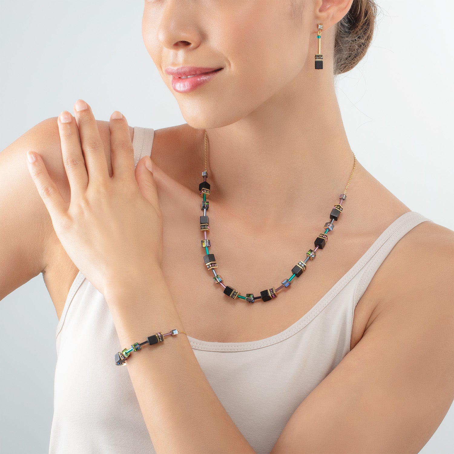 GeoCUBE® Iconic Nature Chain Halskette schwarz-multicolor von COEUR DE LION – am Modell getragen