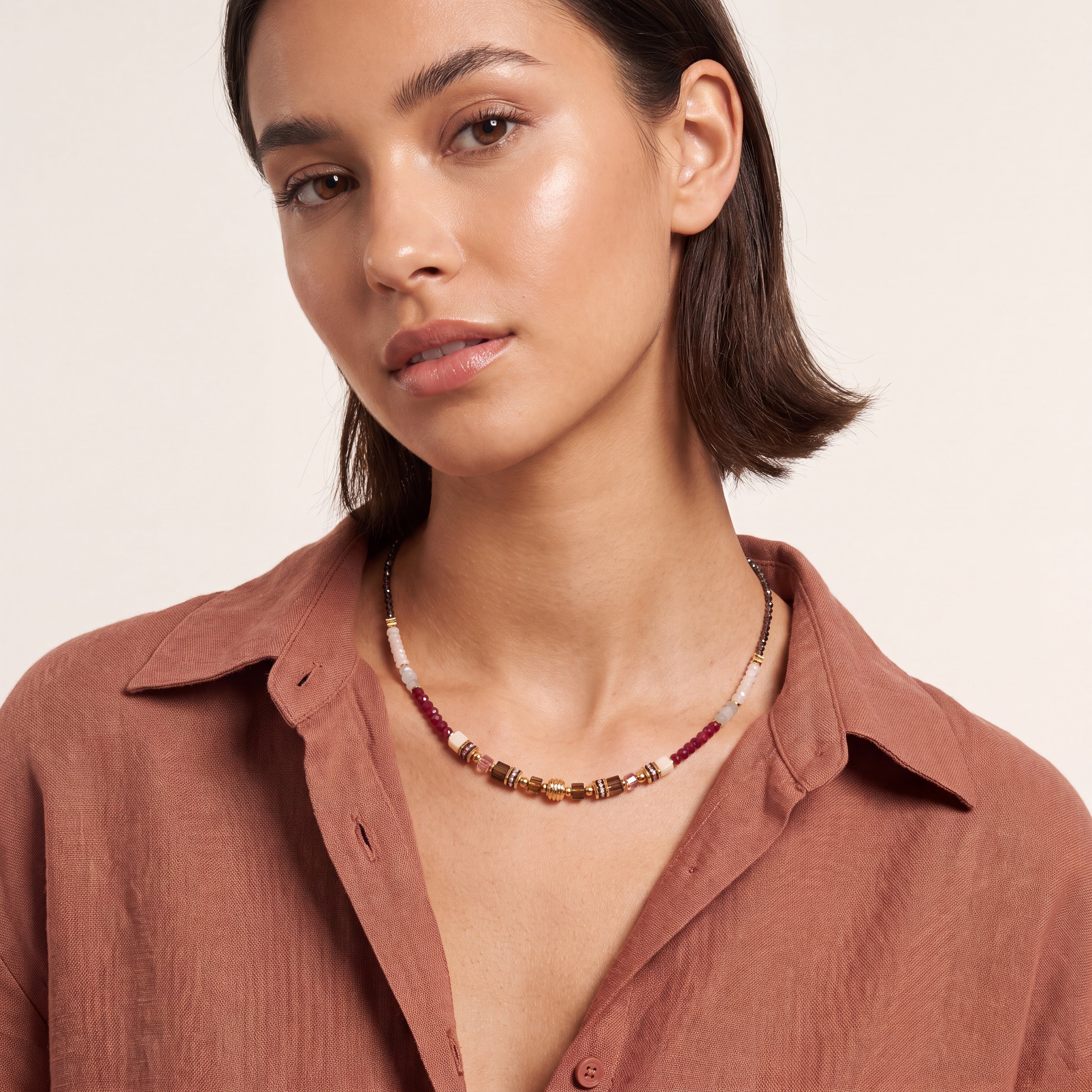 COEUR DE LION GeoCUBE® Precious Grace Halskette Rose Smoke – am Model