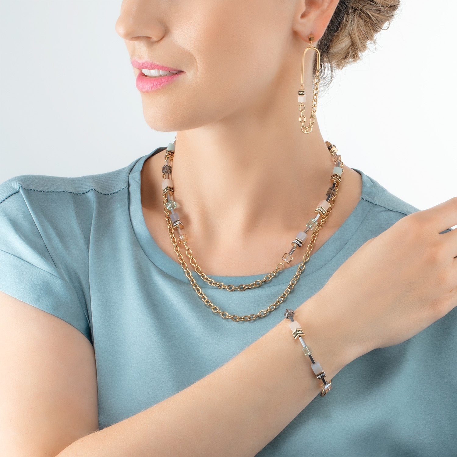 GeoCUBE® Iconic Boho Halskette gold-multicolor von COEUR DE LION – am Modell getragen