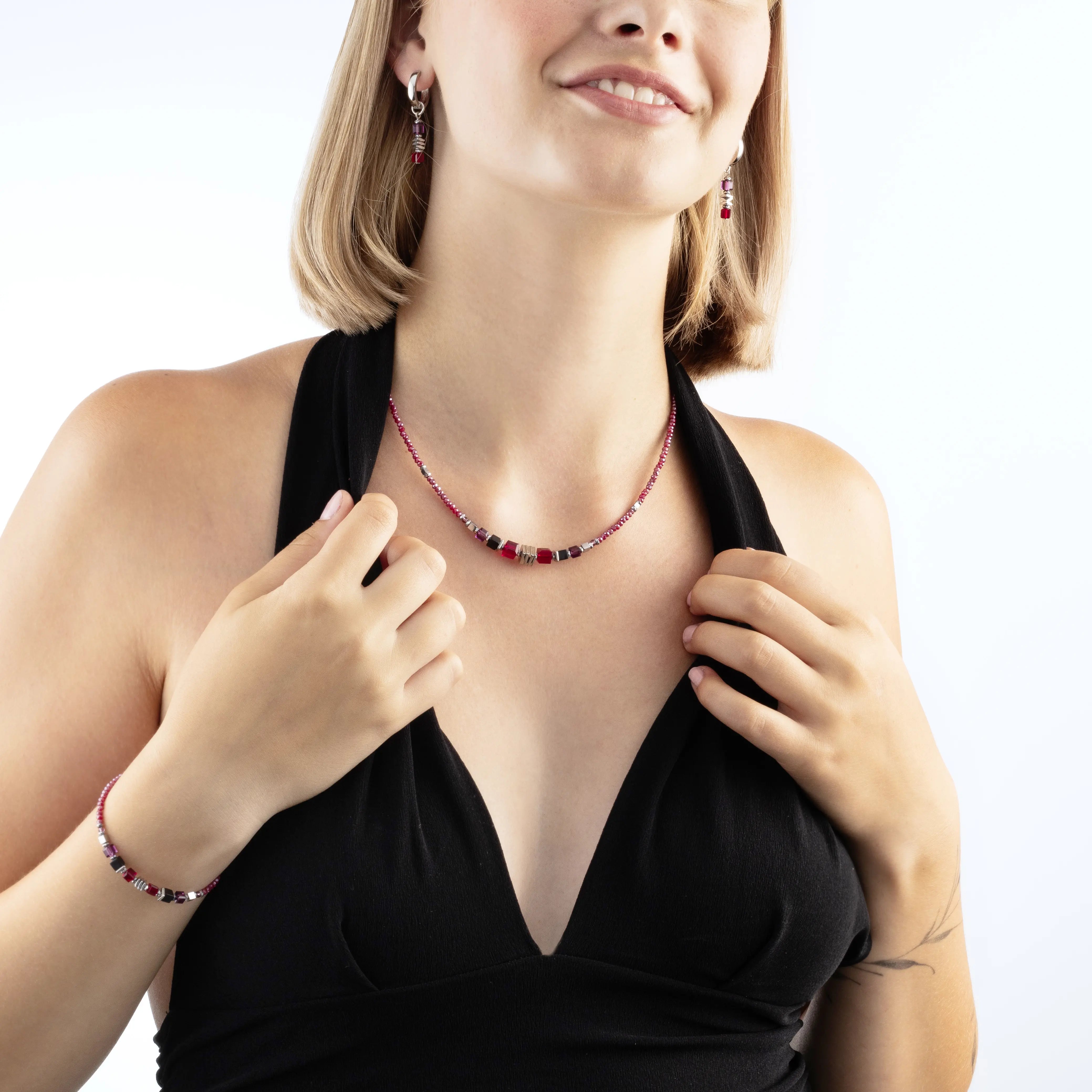Creole Wave Cube Flow silber-rot von COEUR DE LION – am Modell getragen