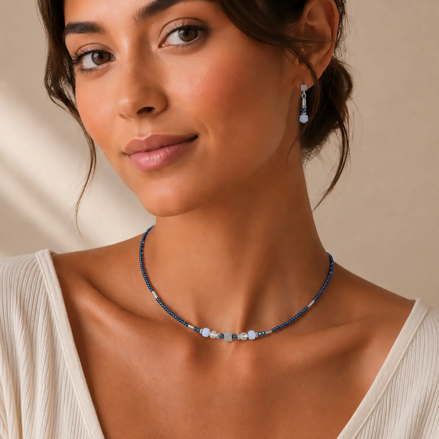 COEUR DE LION Halskette Cube Balance Blue Mist – am Model