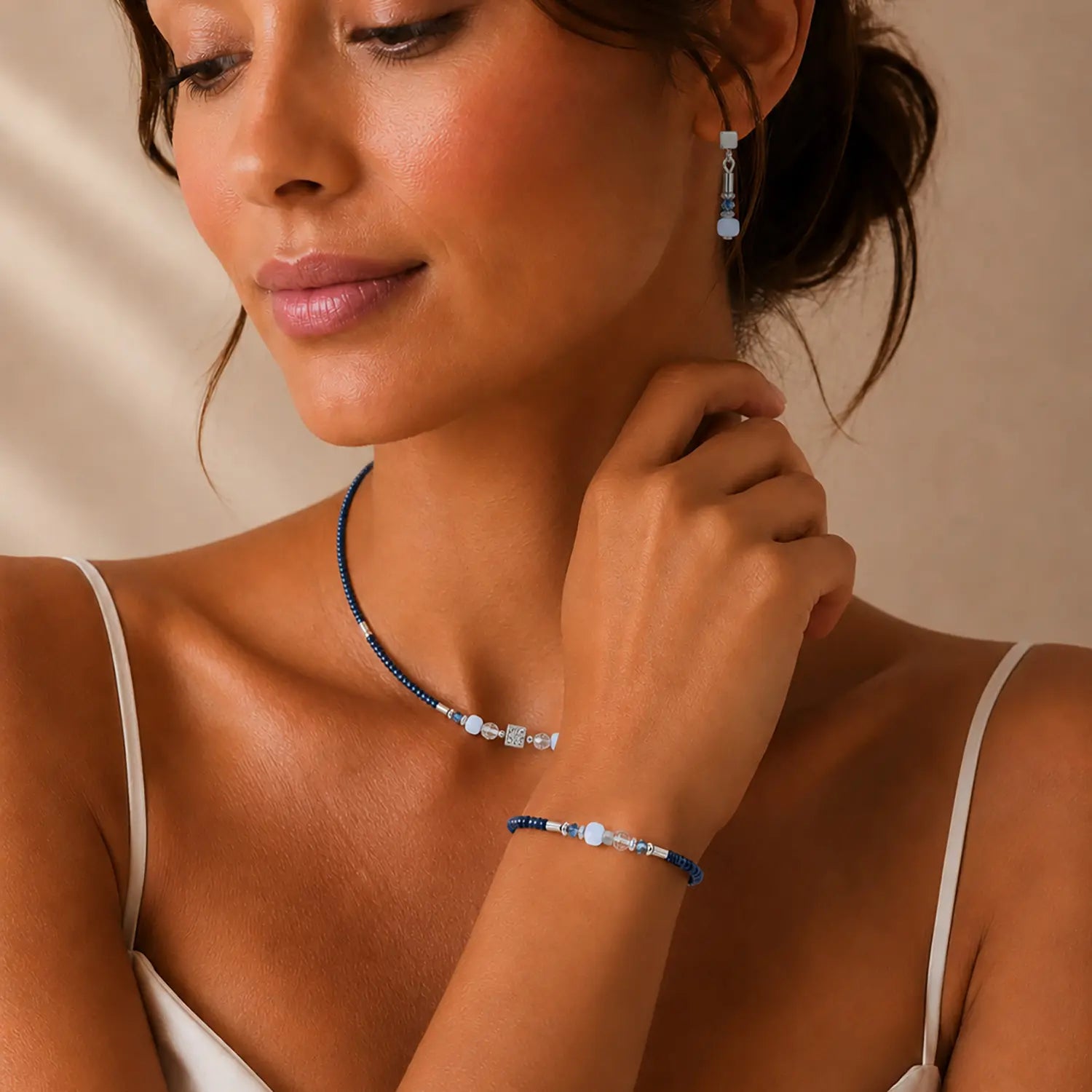 COEUR DE LION Armband Cube Balance Blue Mist – am Model