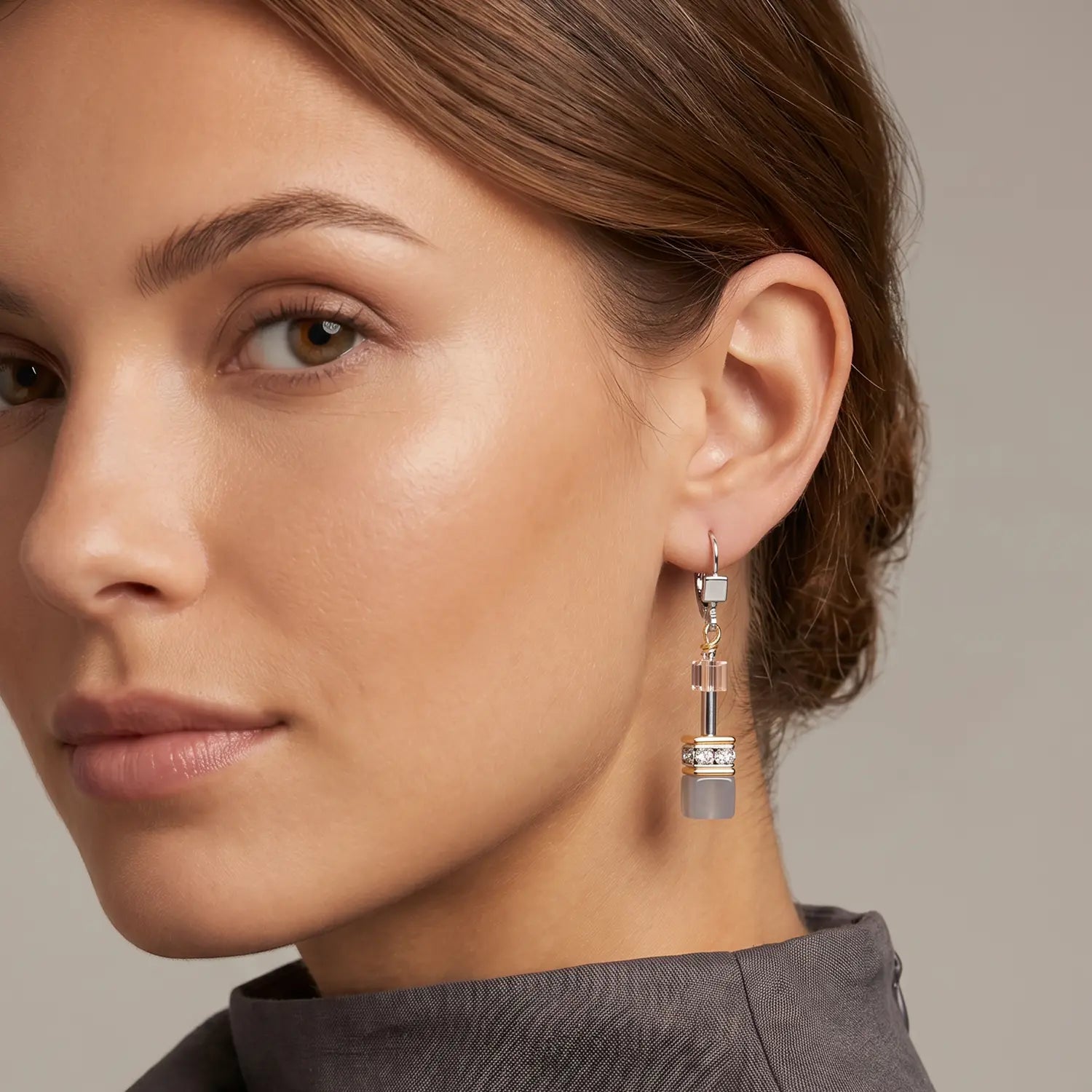 COEUR DE LION GeoCUBE® Ohrhänger Achat & Hämatit grau-gold – am Model