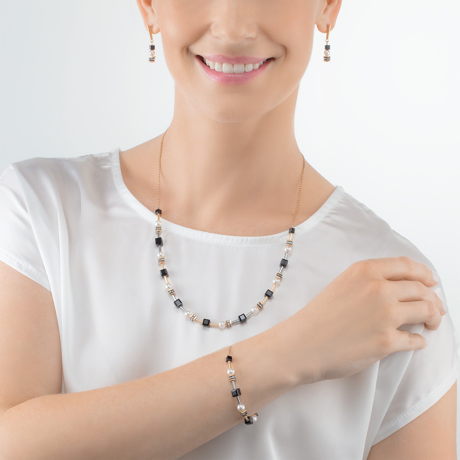 Halskette Mysterious Cubes & Pearls gold-schwarz von COEUR DE LION – am Modell getragen