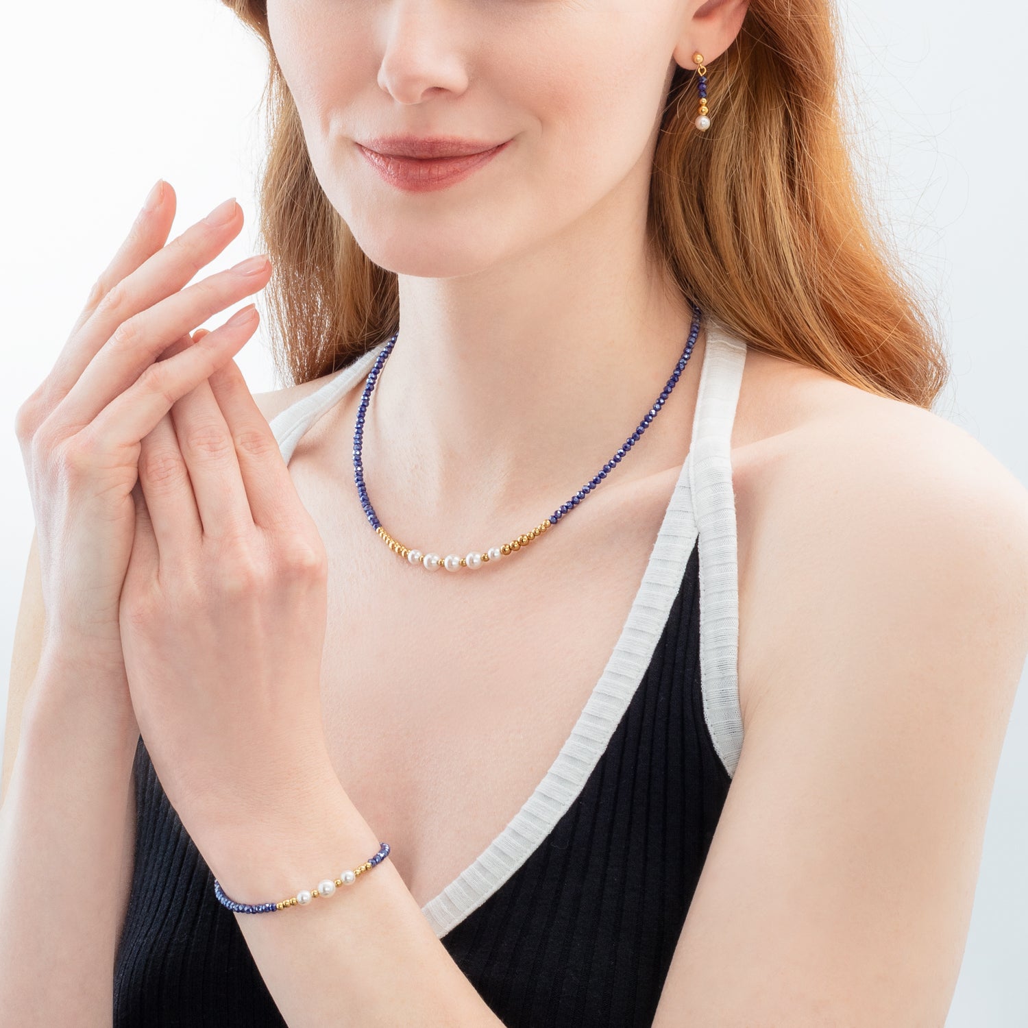 Halskette Pearl Line gold-blau von COEUR DE LION – am Modell getragen