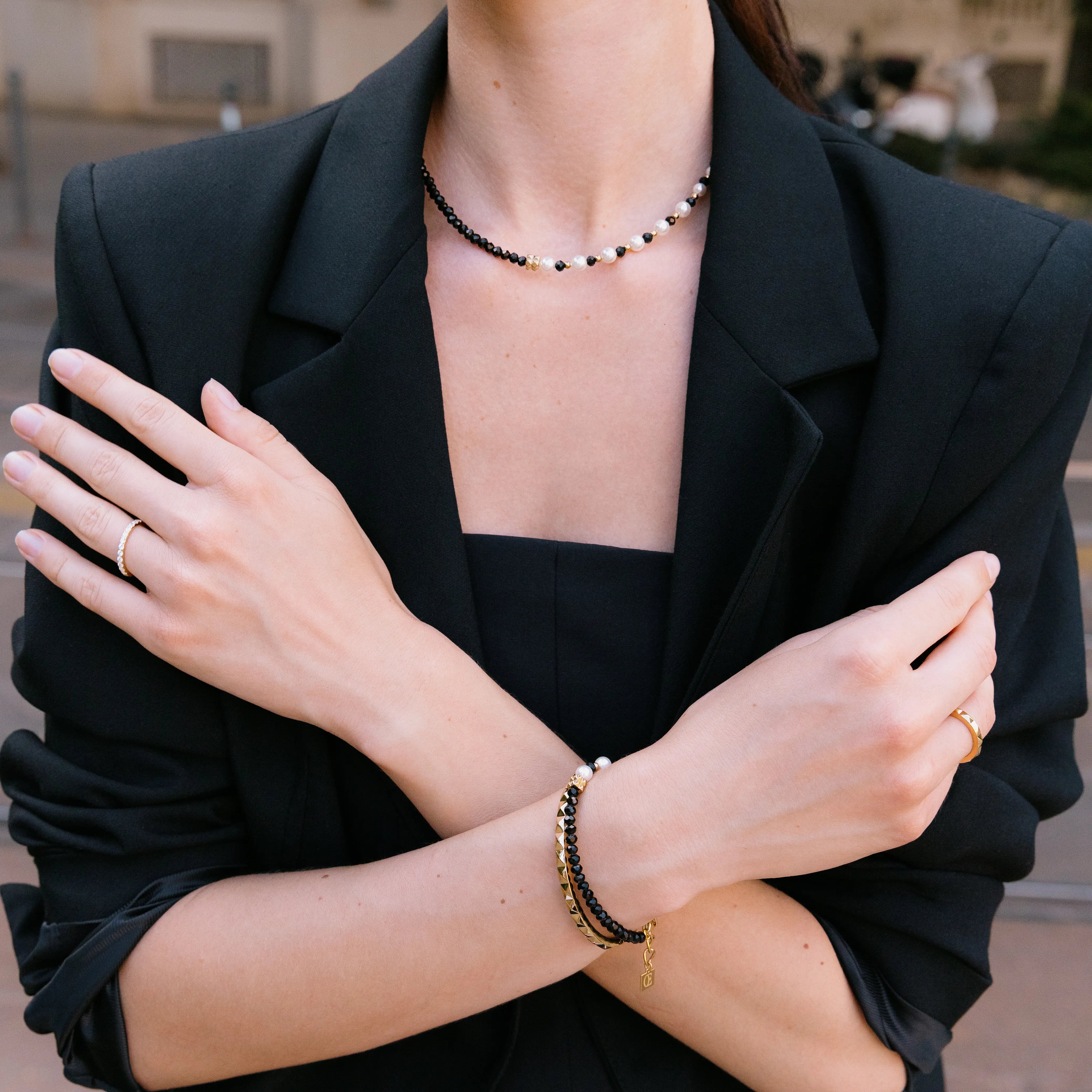 Armband Trinity Spikes gold von COEUR DE LION – am Modell getragen