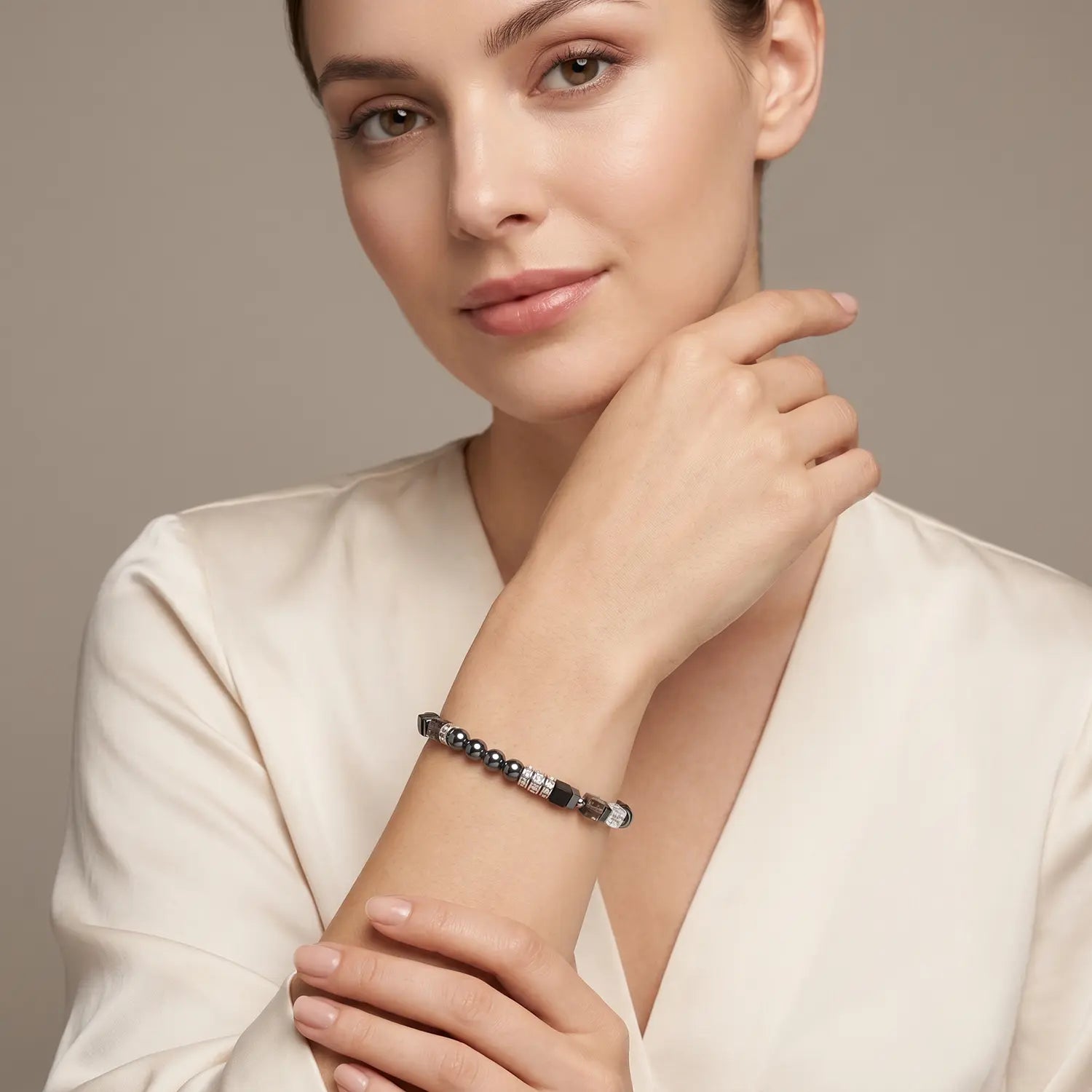COEUR DE LION Armband Precious Fusion Offset grau-silber – am Model