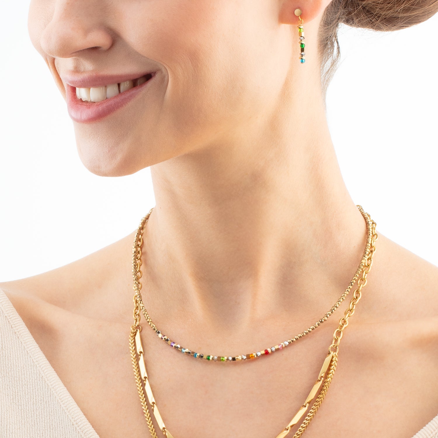 Ohrringe Golden Whisper Rainbow von COEUR DE LION – am Modell getragen
