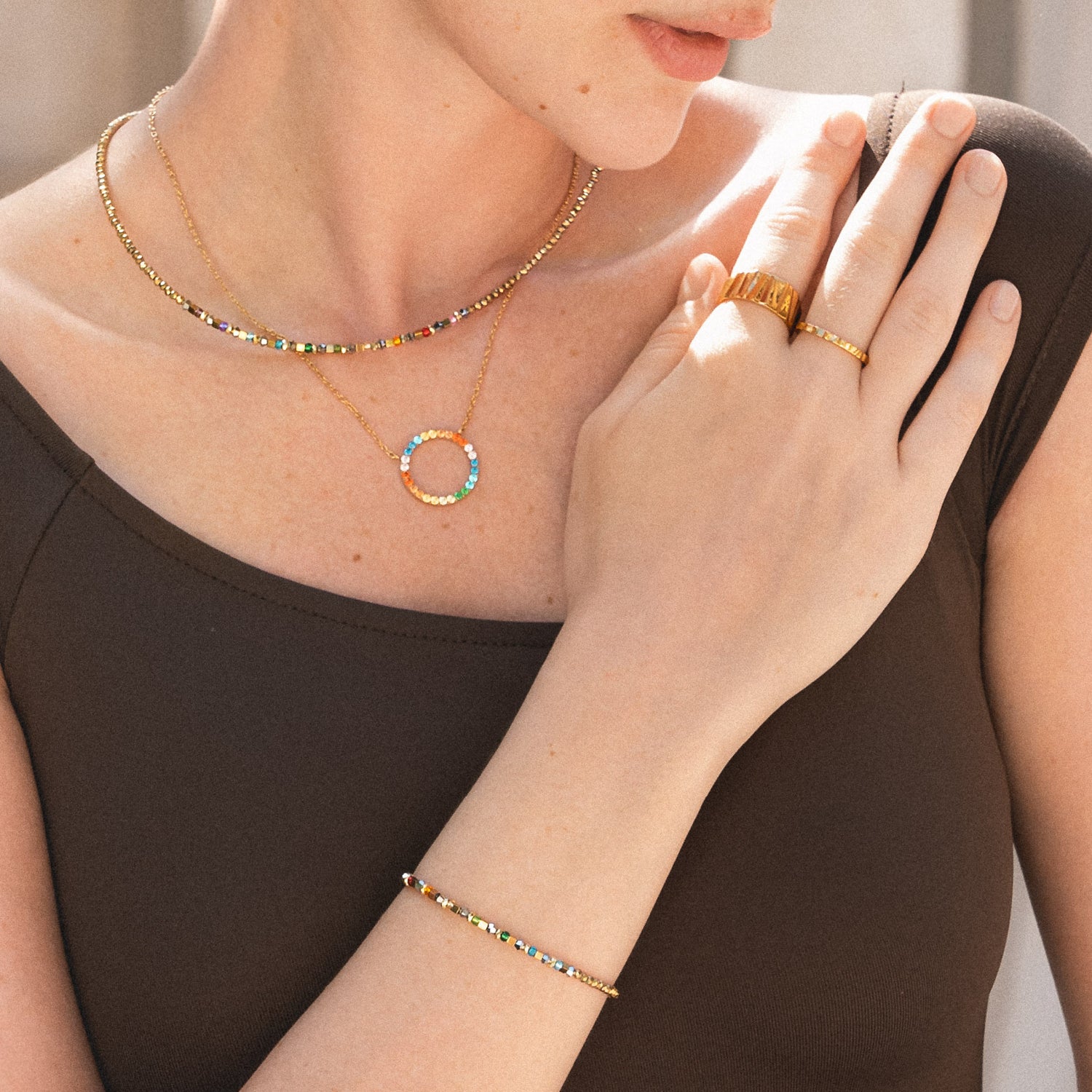 Armband Golden Whisper Rainbow von COEUR DE LION – am Modell getragen