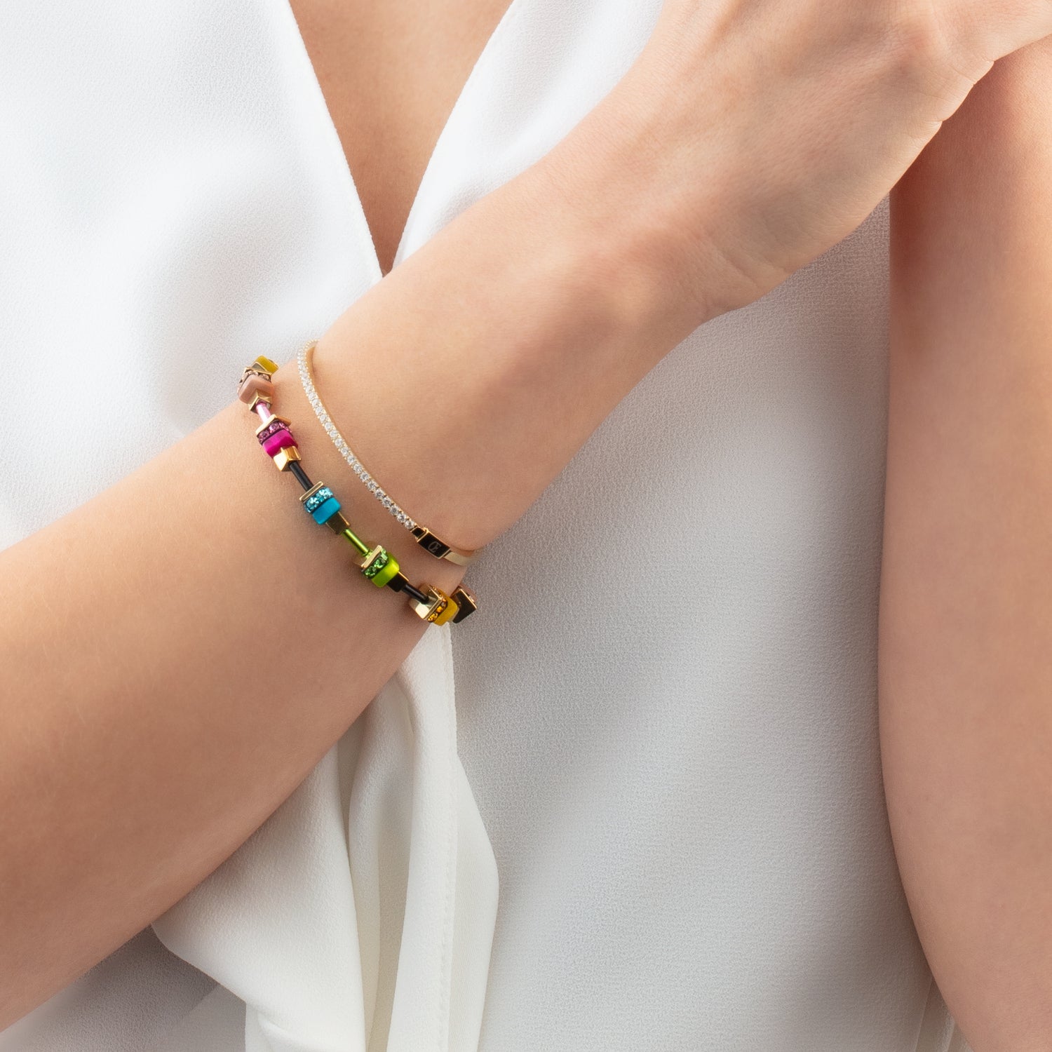 Armband Boho Sunset Cube rainbow von COEUR DE LION – am Modell getragen