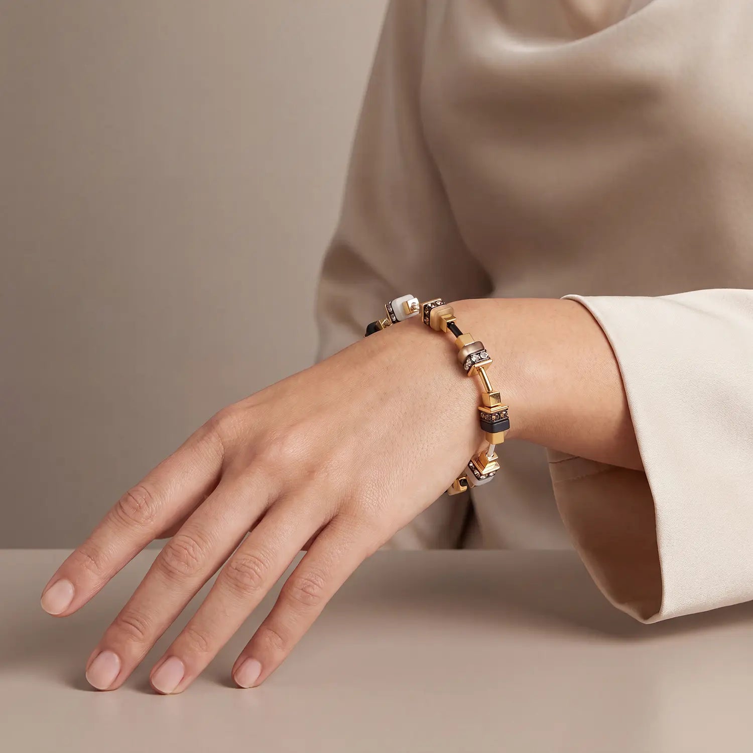 COEUR DE LION Armband Urban Nature Cube beige-gold – am Model