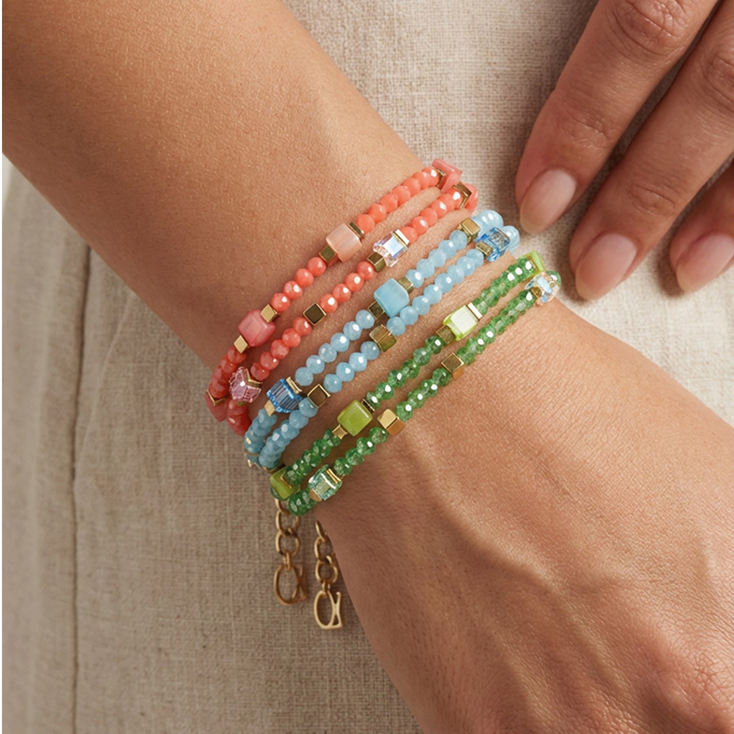Joyful Colours Flex Armband gold-grün von COEUR DE LION – am Modell getragen