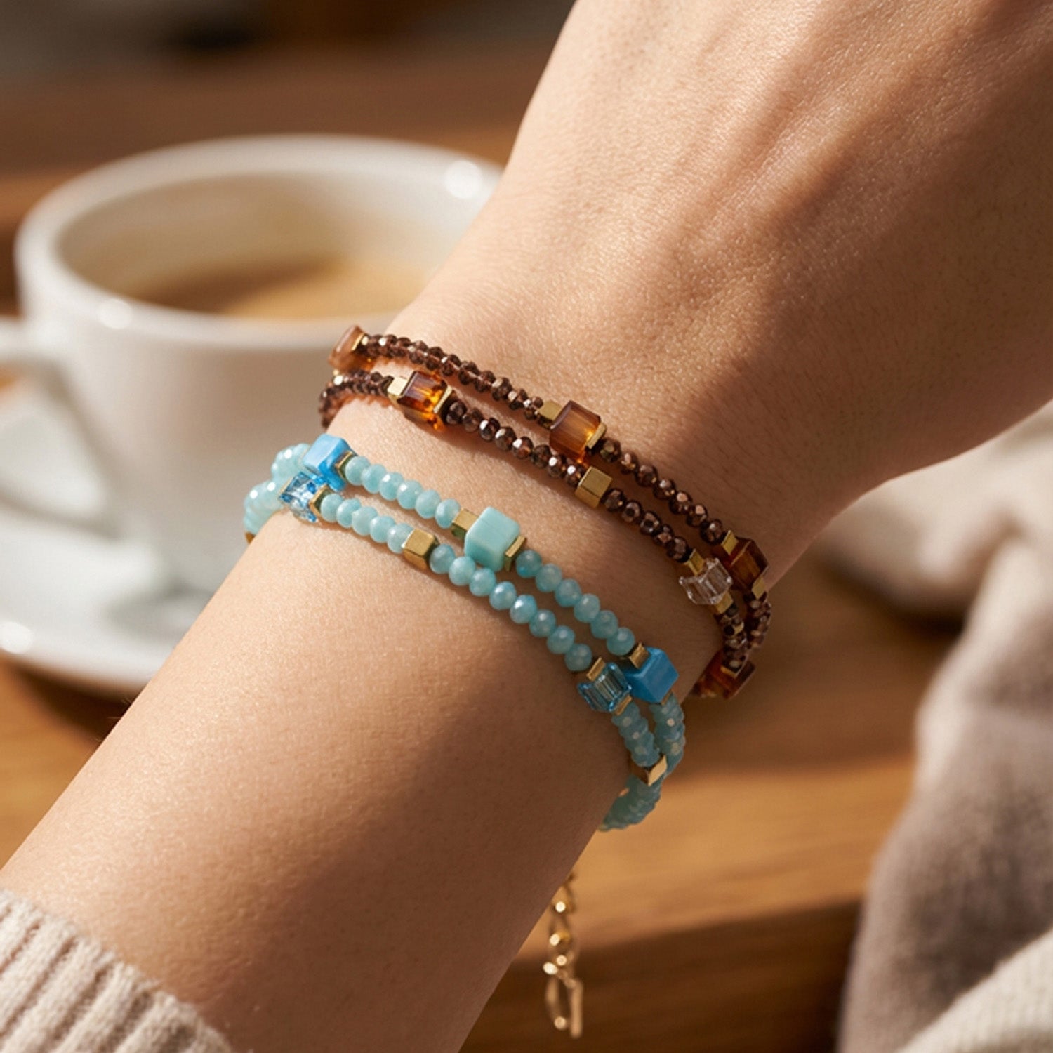 Joyful Colours Flex Armband gold-braun von COEUR DE LION – am Modell getragen