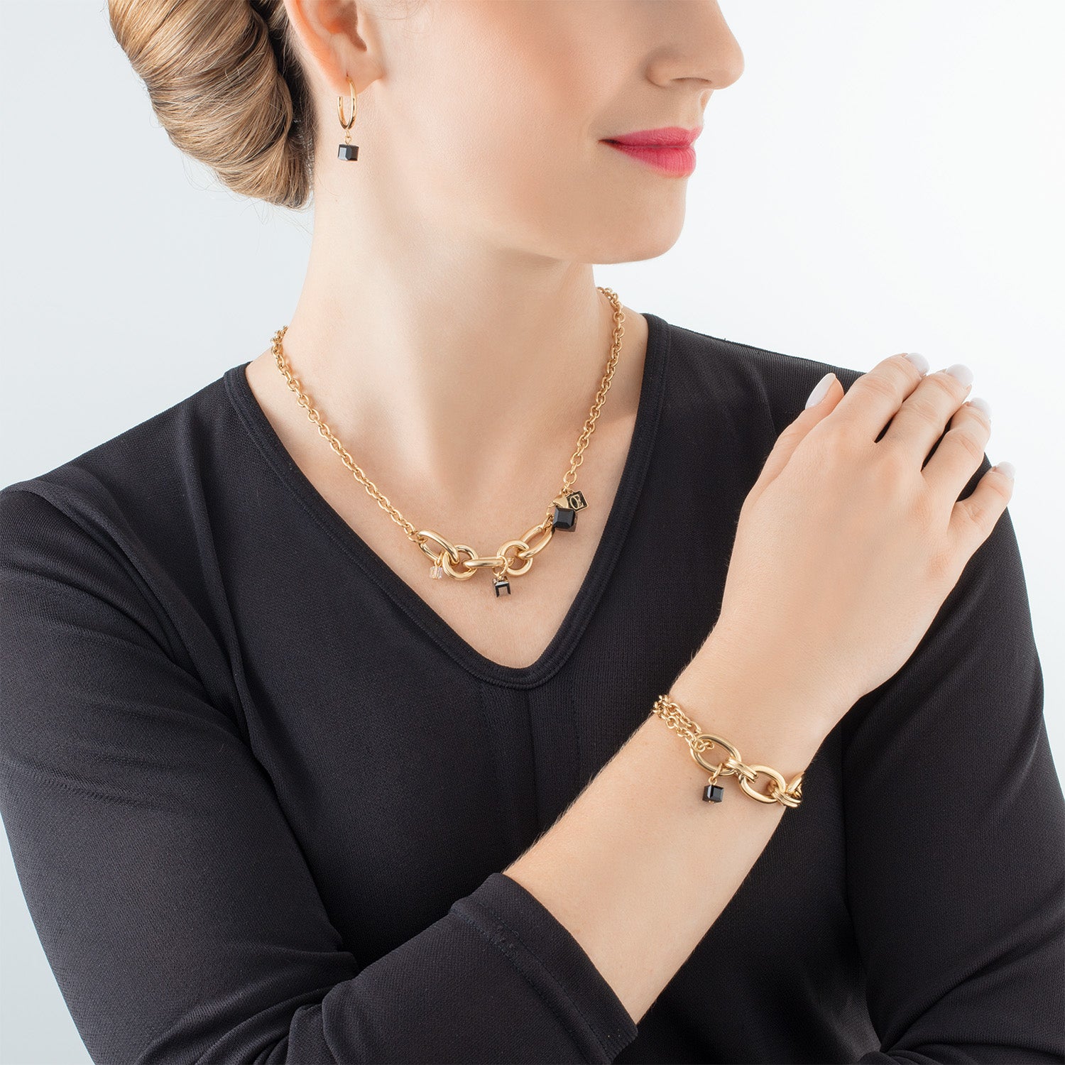 Halskette Chunky Chain gold-schwarz von COEUR DE LION – am Modell getragen