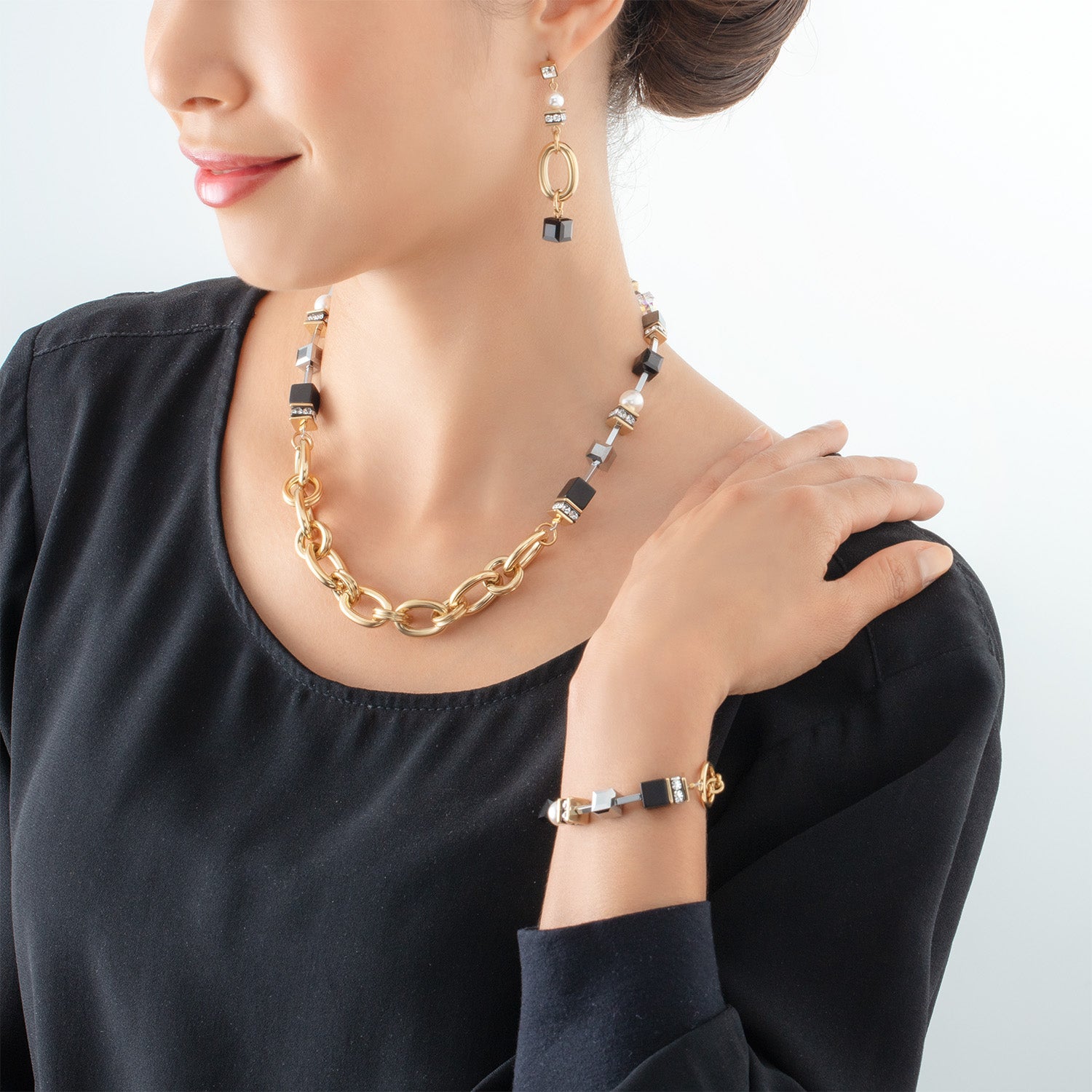 Halskette Mysterious Mix gold-schwarz von COEUR DE LION – am Modell getragen