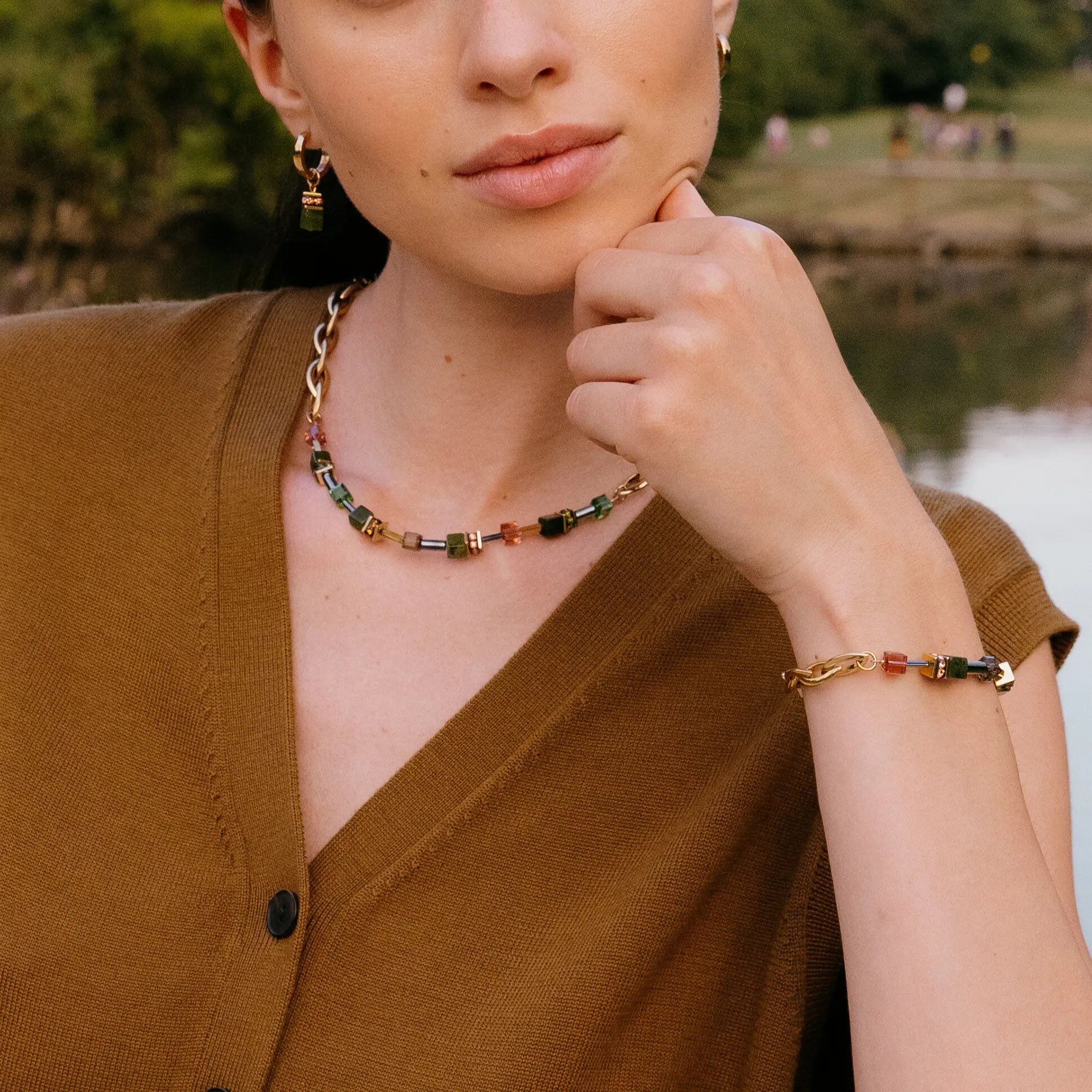 GeoCUBE® Chunky Chain Halskette gold-grün von COEUR DE LION – am Modell getragen
