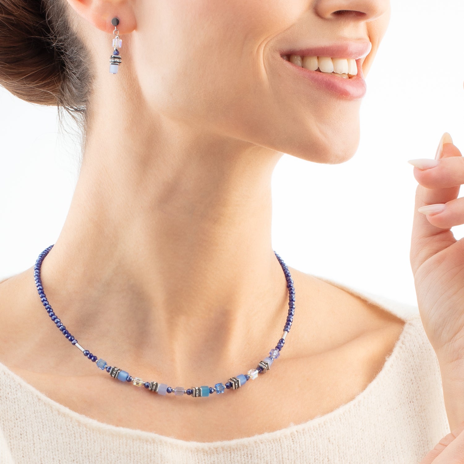 Halskette Mini Cubes blau von COEUR DE LION – am Modell getragen