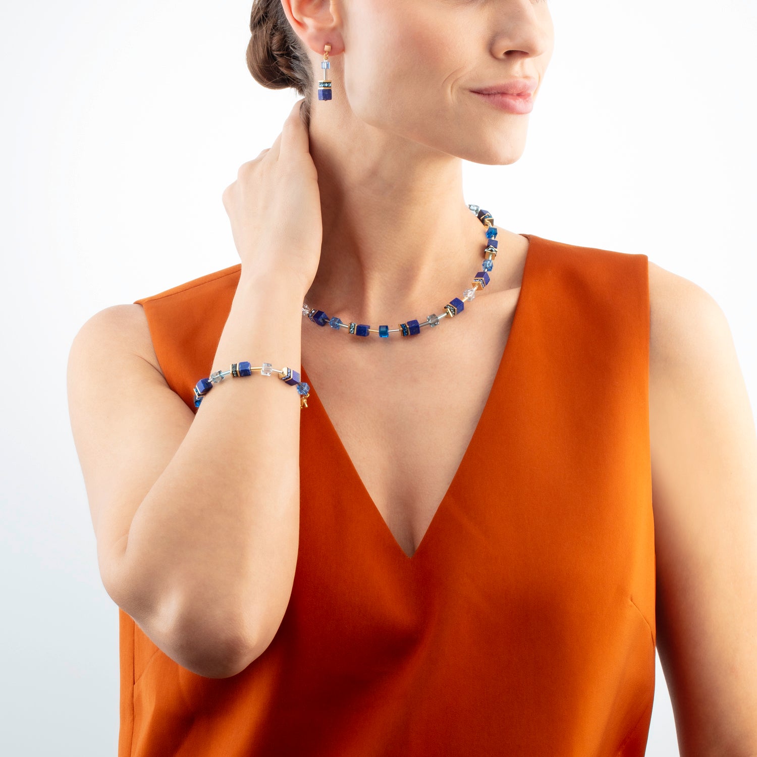 GeoCUBE® Iconic Precious Halskette blau von COEUR DE LION – am Modell getragen