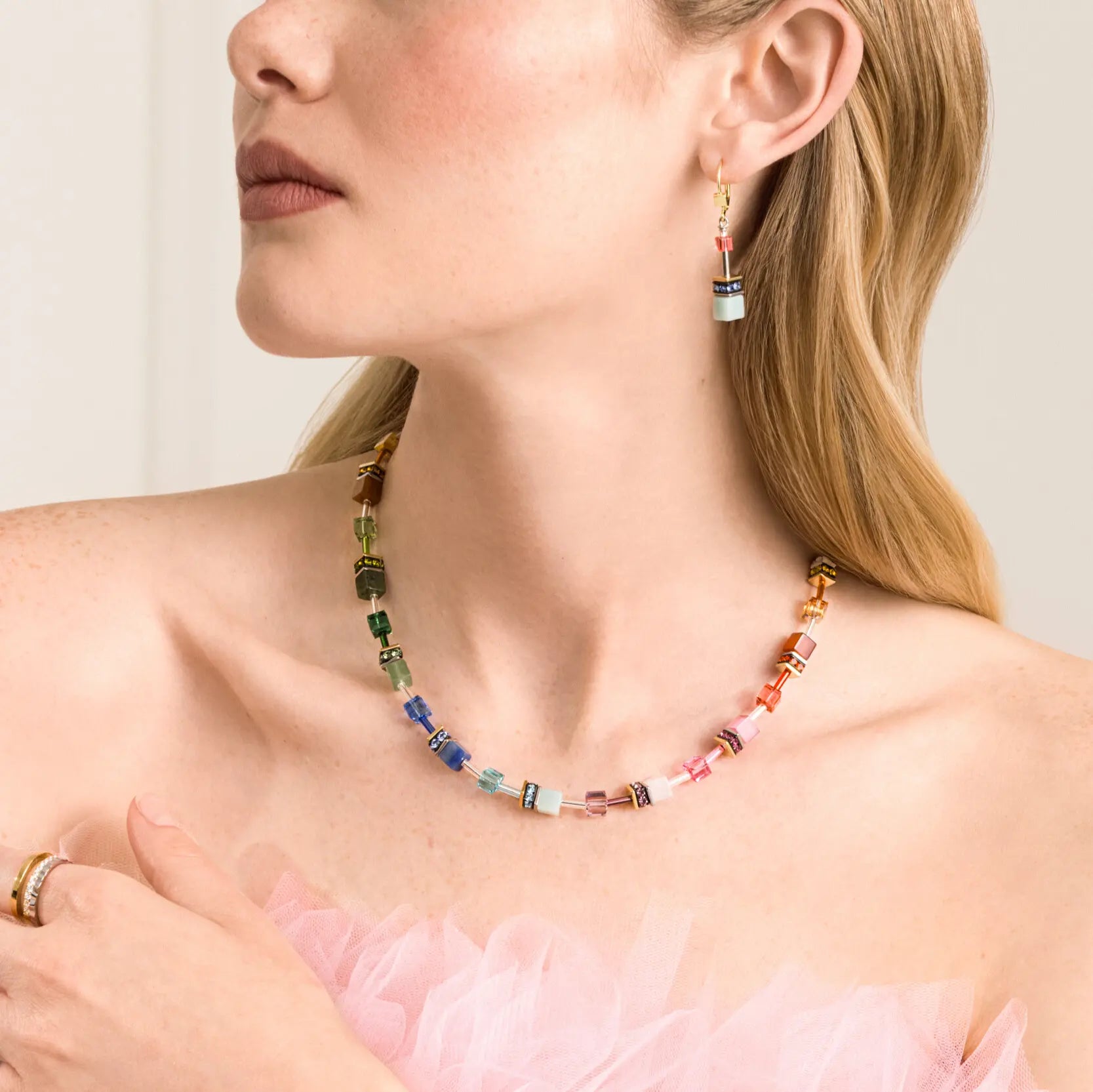 GeoCUBE® Iconic Precious Halskette Rainbow von COEUR DE LION – am Modell getragen