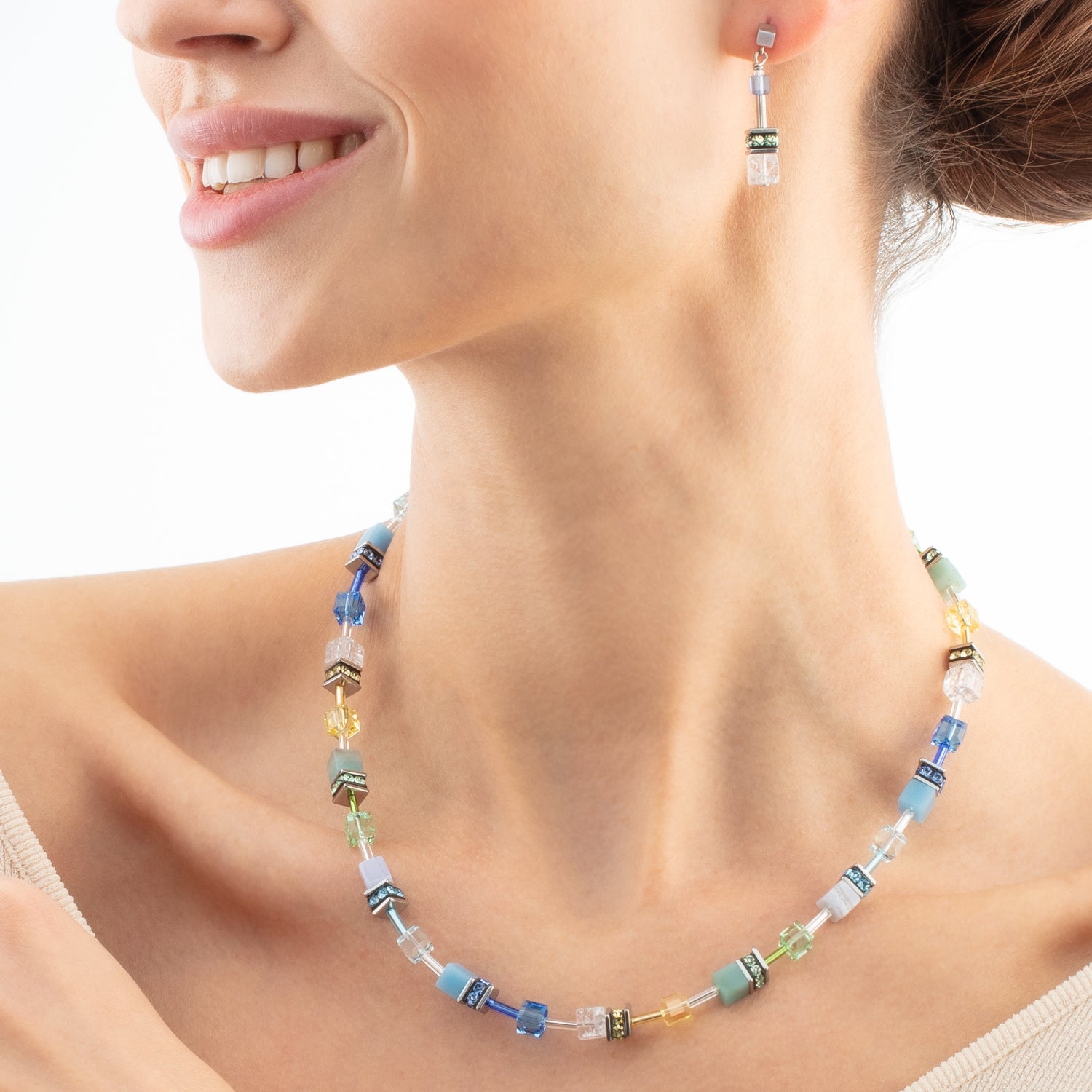 GeoCUBE® Iconic Precious Halskette aqua-grün von COEUR DE LION – am Modell getragen