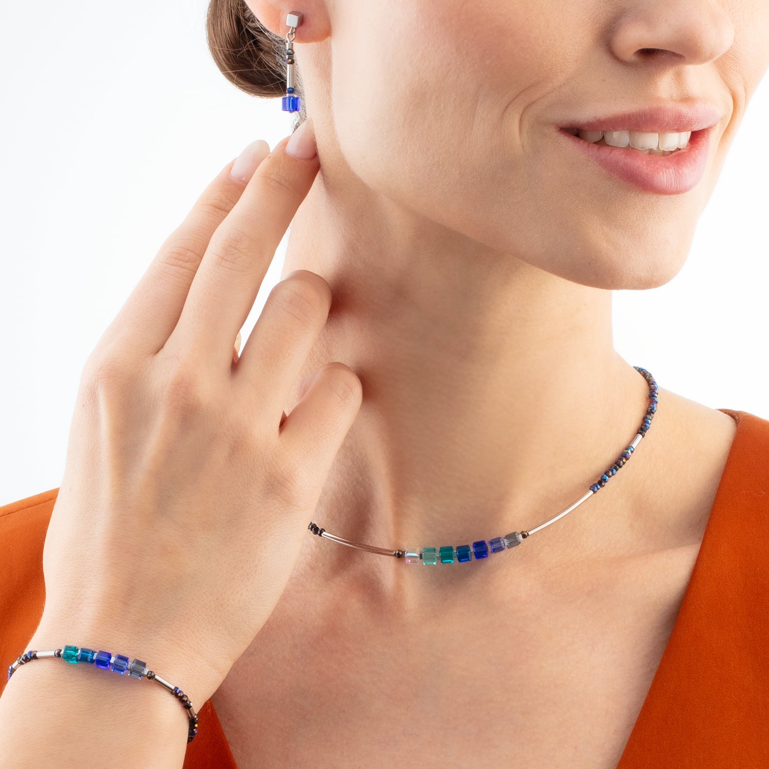 Cube Story Minimalistic Sparkling Halskette blau von COEUR DE LION – am Modell getragen