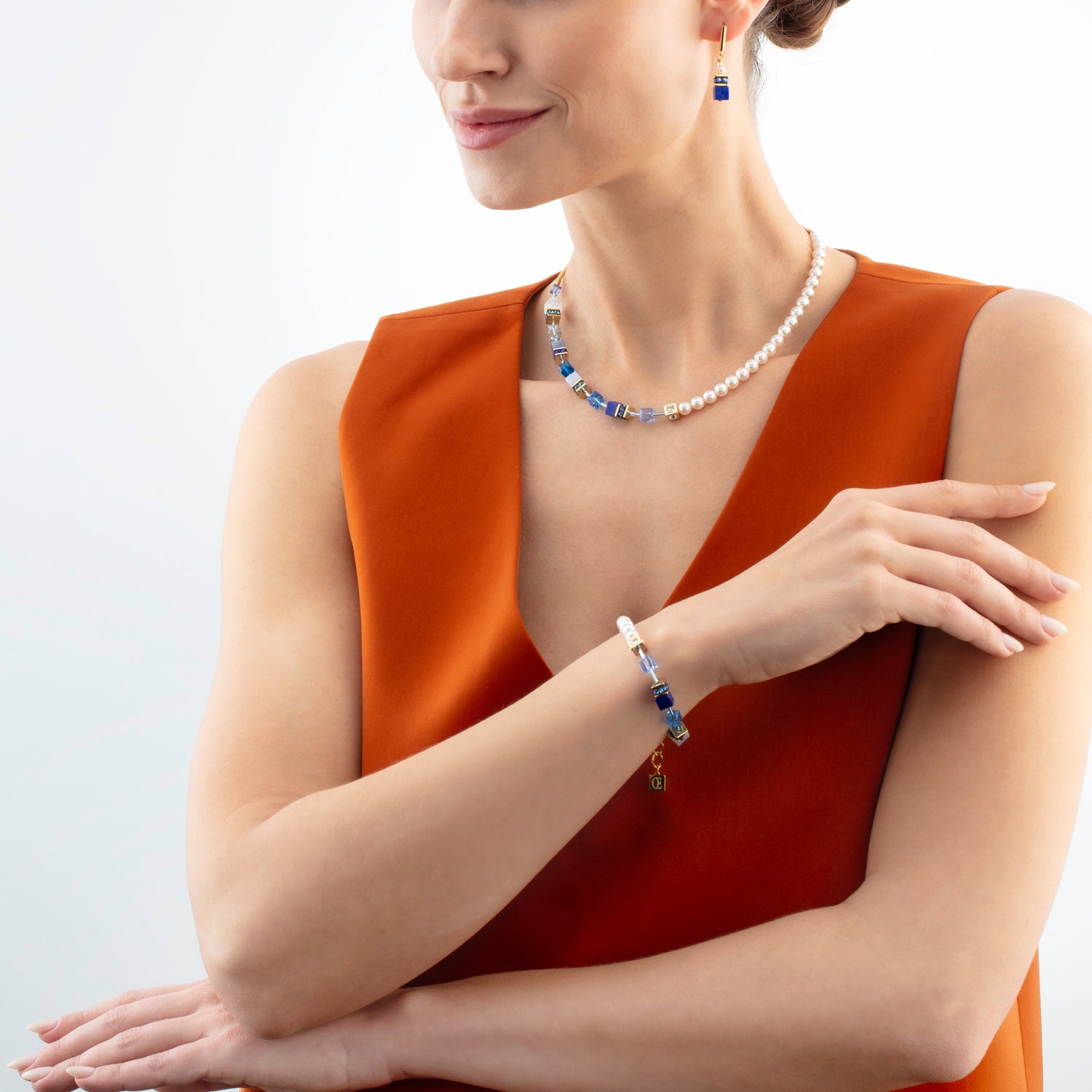 GeoCUBE® Precious Fusion Pearls Halskette blau von COEUR DE LION – am Modell getragen