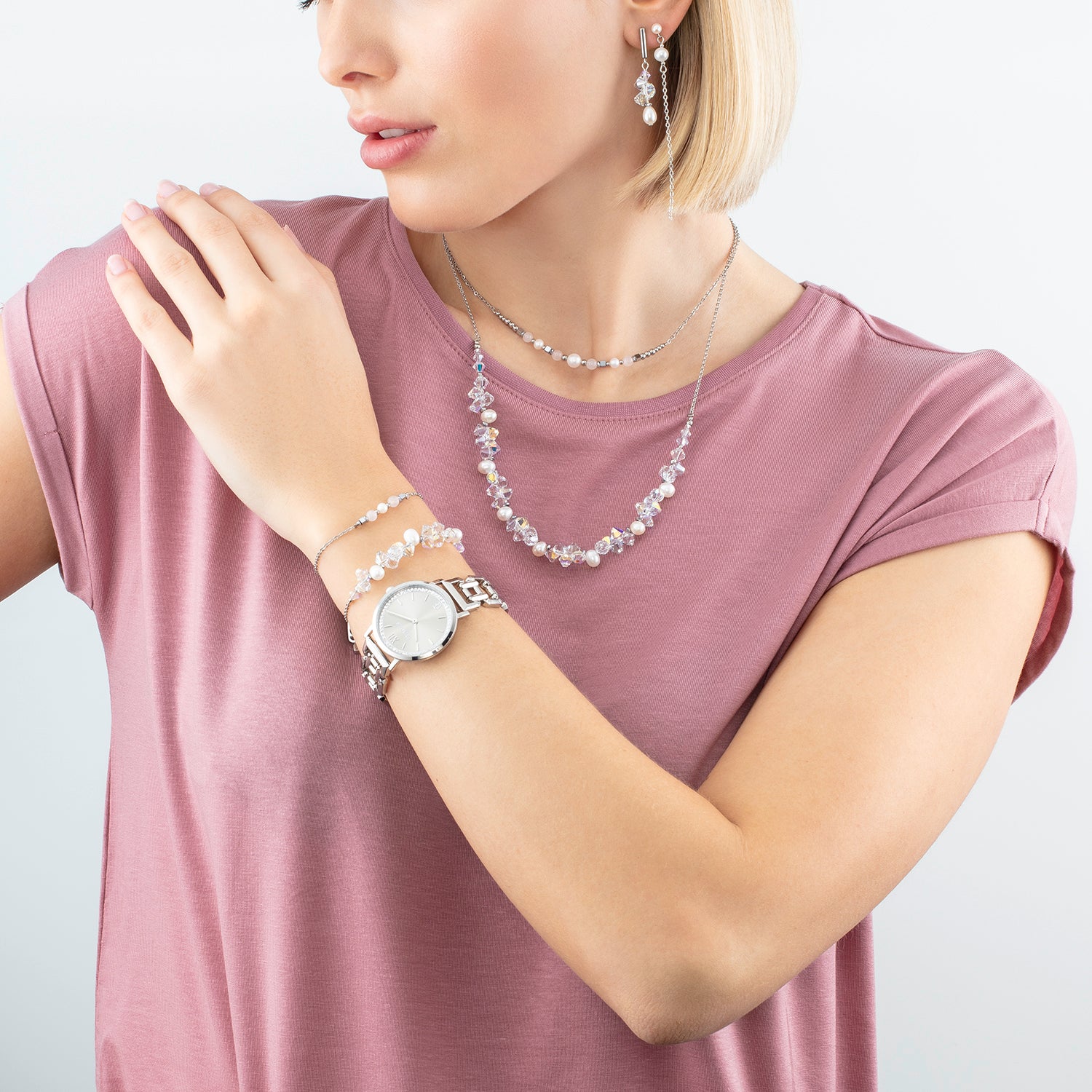Uhr Rund Sparkling Graceful Greige Statement Silber von COEUR DE LION – am Modell getragen