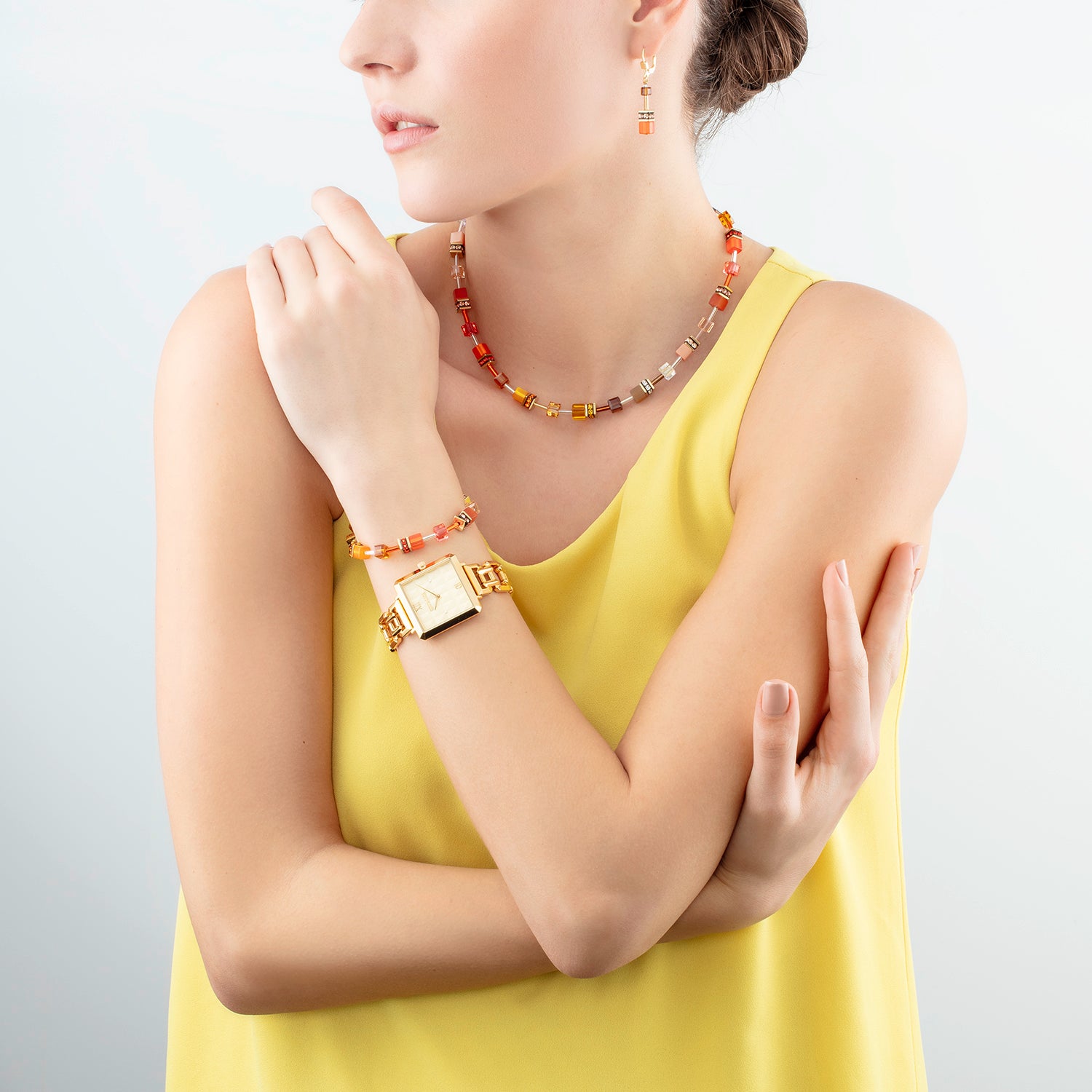 Uhr Iconic Cube Spikes Statement Gold von COEUR DE LION – am Modell getragen