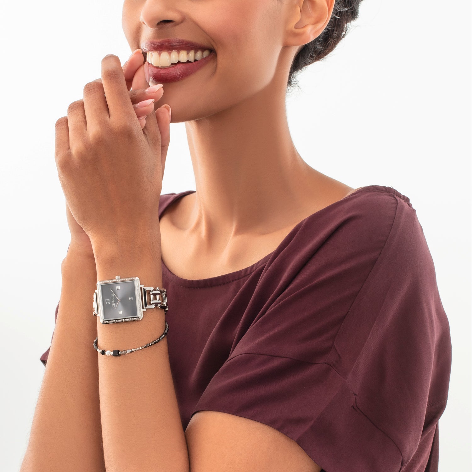 Uhr Iconic Cube Sparkling Anthracite Attraction Statement Silber von COEUR DE LION – am Modell getragen