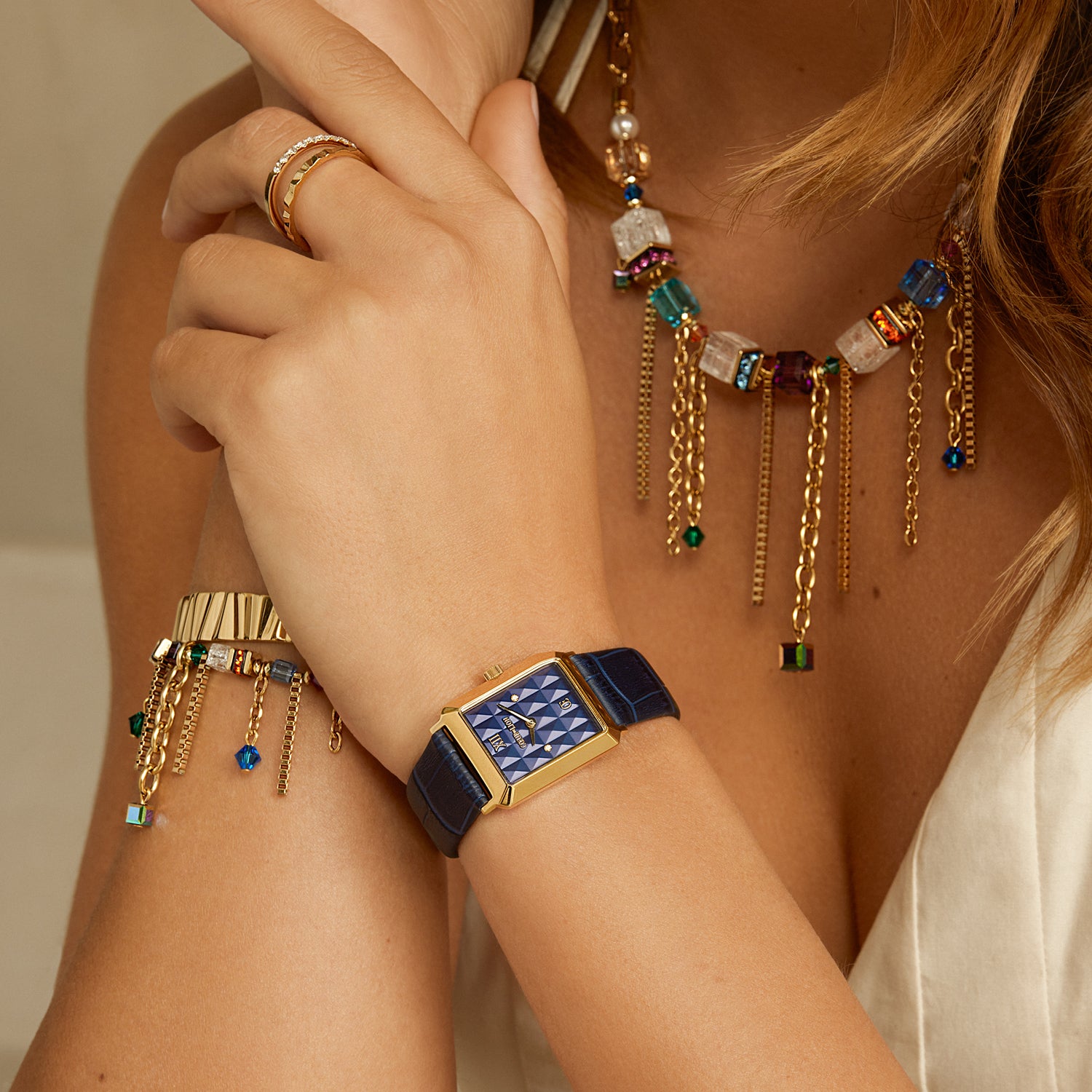 Uhr Iconic Spikes Armband Leder Midnight Blue Gold von COEUR DE LION – am Modell getragen